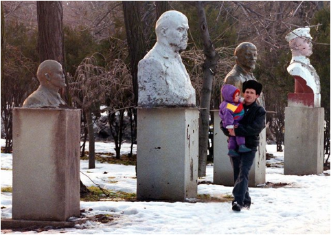 Description : es restes de statues de LŽnine exposŽs dans un parc ˆ Odessa, Ukraine, en fŽvrier 1997.